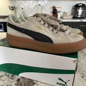 Cream & black dude Fenty Puma platform Sneakers!!